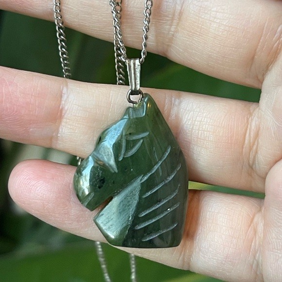 Natural nephrite jade hand carved large horse pendant & silver tone metal chain - Picture 7 of 7